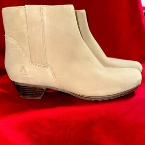 BNWOT ABEO Women's Cream Ankle Boots size 8